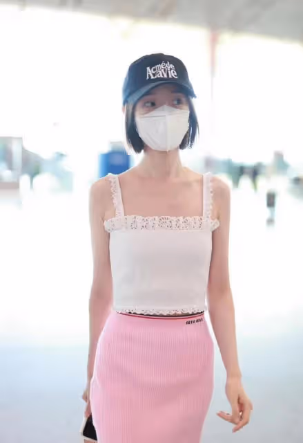 毛曉彤扮嫩太過了，一身少女裝暴露小學生身材，但是太顯土氣