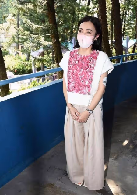 甘比代表大劉高調亮相，穿闊腿褲化濃妝一臉憔悴，但很有正房氣場