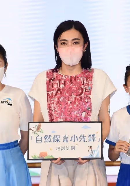 甘比代表大劉高調亮相，穿闊腿褲化濃妝一臉憔悴，但很有正房氣場