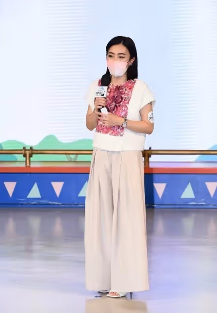甘比代表大劉高調亮相，穿闊腿褲化濃妝一臉憔悴，但很有正房氣場