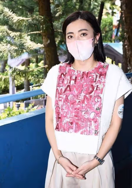甘比代表大劉高調亮相，穿闊腿褲化濃妝一臉憔悴，但很有正房氣場