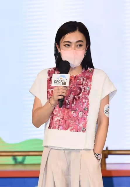 甘比代表大劉高調亮相，穿闊腿褲化濃妝一臉憔悴，但很有正房氣場