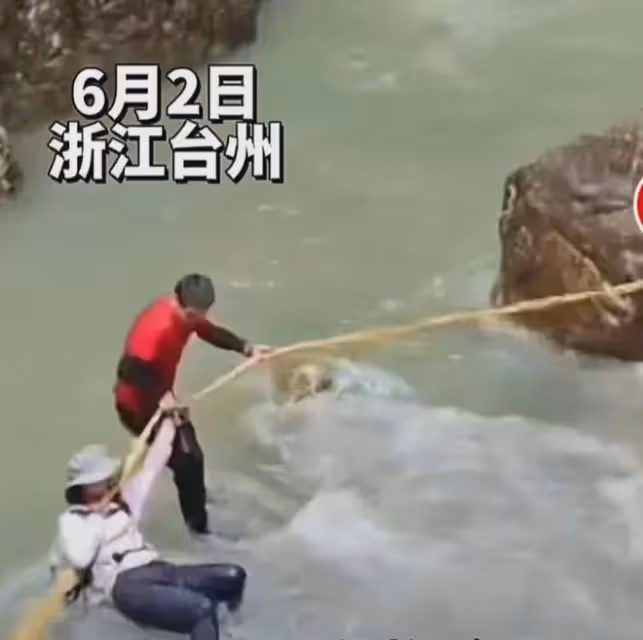 越鬧越大!兩遊客被沖走後續,現場細節被扒,網友:拉繩子沒用力