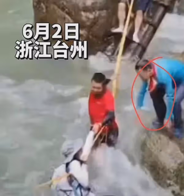 越鬧越大!兩遊客被沖走後續,現場細節被扒,網友:拉繩子沒用力