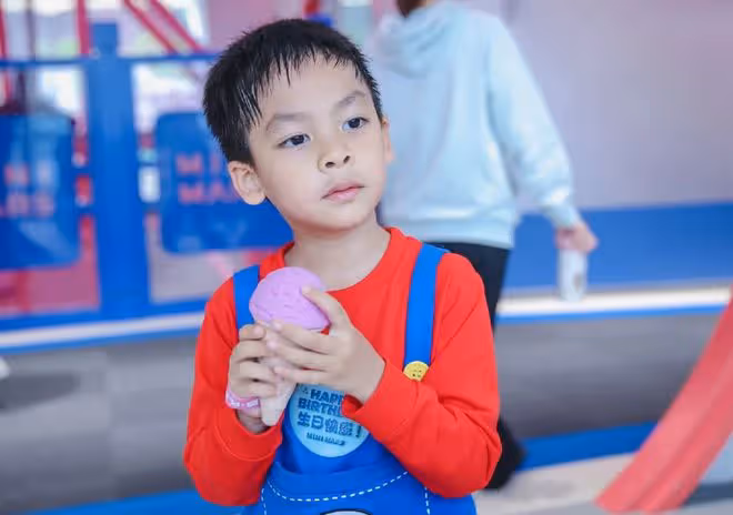 李晟李佳航為愛子慶生，6歲兒子濃眉大眼越長越帥，大名首曝光