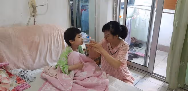 血癌女童結療後復發,移植排異奇癢難受突然拔掉picc管,父母嚇呆