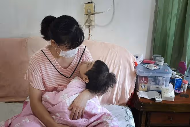 血癌女童結療後復發,移植排異奇癢難受突然拔掉picc管,父母嚇呆