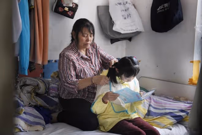 幼女患病父母生二胎悄然出走,奶奶撿廢品堅持治療孫女:怕遭天譴