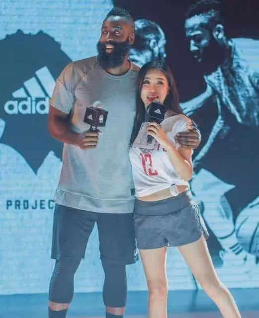 她曾經獨闖NBA,嫁大17歲美國富豪屢傳婚變,如今43歲身材傲人