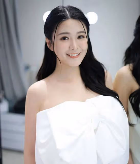 29歲TVB人氣小花近照曝光,重現美貌巔峰!傳因剪短髮被男友甩
