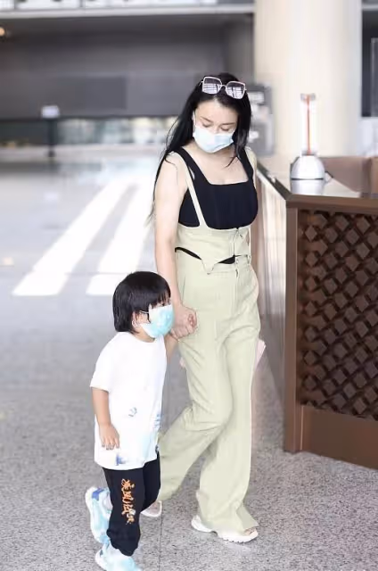 冉瑩穎一家罕見露面！她身材好得像雕塑，兒子個頭比鄒市明還大