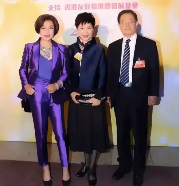 劉曉慶和四婚老公出來應酬！她一襲紫色西裝比老公還氣派，太高調