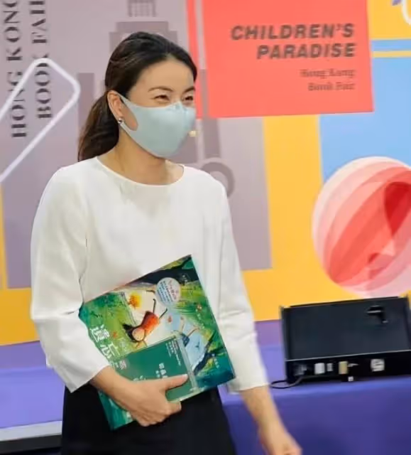 郭晶晶真受寵！出席活動公公台下幫忙帶娃，越來越有當家主母範兒