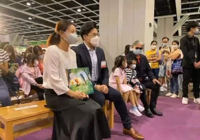 郭晶晶真受寵！出席活動公公台下幫忙帶娃，越來越有當家主母範兒