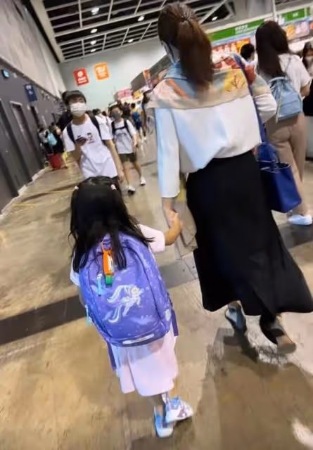 郭晶晶真受寵!出席活動公公台下幫忙帶娃,越來越有當家主母範兒
