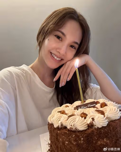 楊丞琳曬慶生照，40歲幼態感不輸小姑娘，與好友同框賣萌超少女