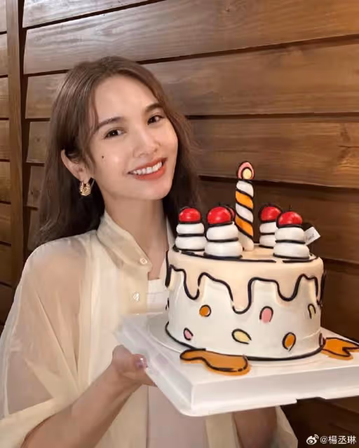 楊丞琳曬慶生照，40歲幼態感不輸小姑娘，與好友同框賣萌超少女