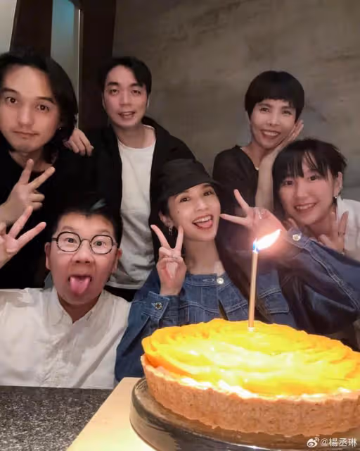 楊丞琳曬慶生照，40歲幼態感不輸小姑娘，與好友同框賣萌超少女