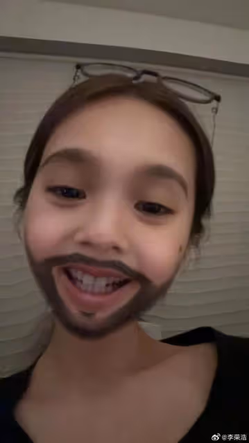 楊丞琳曬慶生照，40歲幼態感不輸小姑娘，與好友同框賣萌超少女