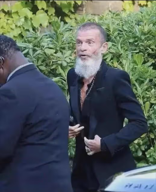 章子怡前男友近照曝光！59歲像80歲大爺，打扮時髦，老人味十足