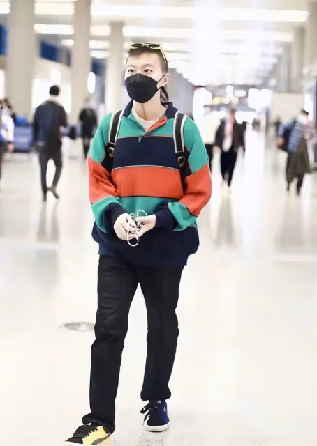 竇靖童要把媽媽王菲愁死了！26歲剪莫西干髮型像「三毛」，穿紅綠撞色衣太扎眼
