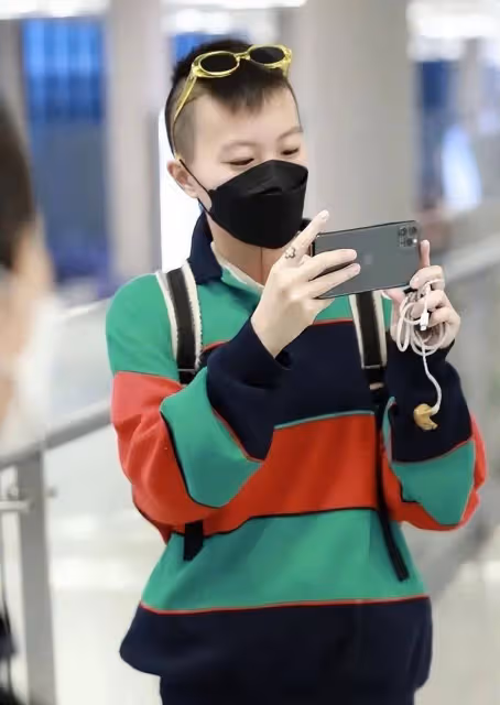 竇靖童要把媽媽王菲愁死了！26歲剪莫西干髮型像「三毛」，穿紅綠撞色衣太扎眼
