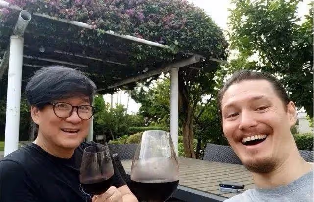 周華健父子同框像兄弟！他62歲一頭黑髮顯年輕，32歲兒子鬍子拉碴真滄桑
