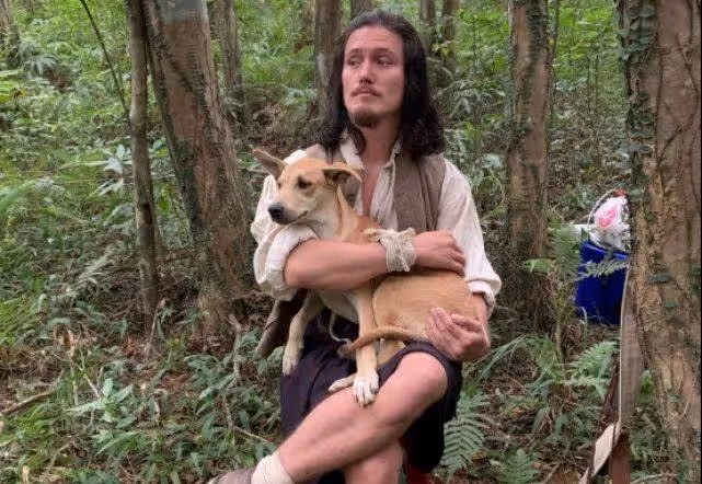 周華健父子同框像兄弟！他62歲一頭黑髮顯年輕，32歲兒子鬍子拉碴真滄桑