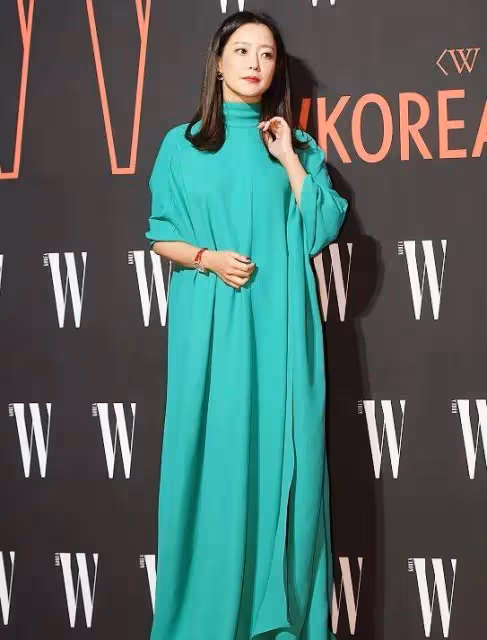 45歲金喜善同框41歲宋慧喬,只差4歲宛如隔代,金喜善如貴婦,宋慧喬似少女