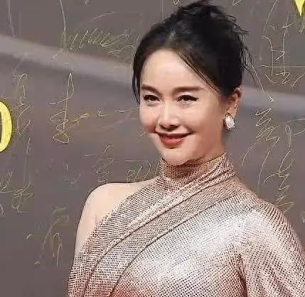 左小青鎏金沙裙美艷又高級,46歲堪比逆生長