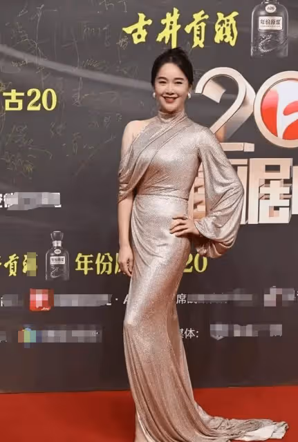 左小青鎏金沙裙美艷又高級,46歲堪比逆生長