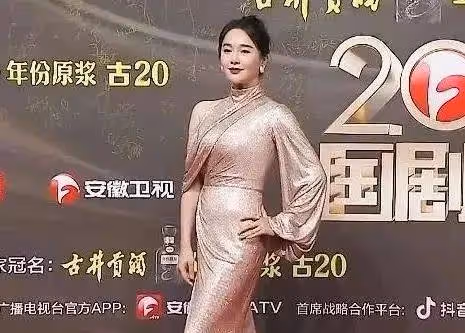 左小青鎏金沙裙美艷又高級,46歲堪比逆生長