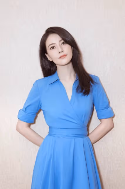 高圓圓不愧是氣質女神，一襲藍色連衣裙清純靈動，少女嬌俏又知性
