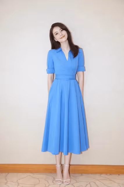 高圓圓不愧是氣質女神，一襲藍色連衣裙清純靈動，少女嬌俏又知性