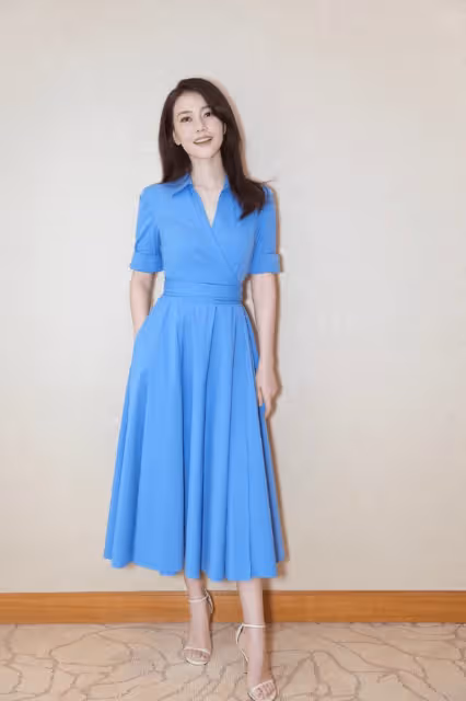 高圓圓不愧是氣質女神，一襲藍色連衣裙清純靈動，少女嬌俏又知性