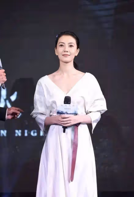 高圓圓不愧是氣質女神,一襲藍色連衣裙清純靈動,少女嬌俏又知性