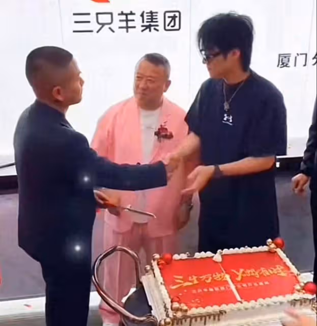 曾志偉與喬妹合影暴本性,舔嘴伸舌眼神掃其胸部,表情曝光太辣眼