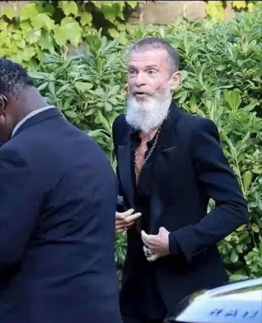 章子怡前男友近照曝光!59歲像80歲大爺,打扮時髦,卻一股老人味