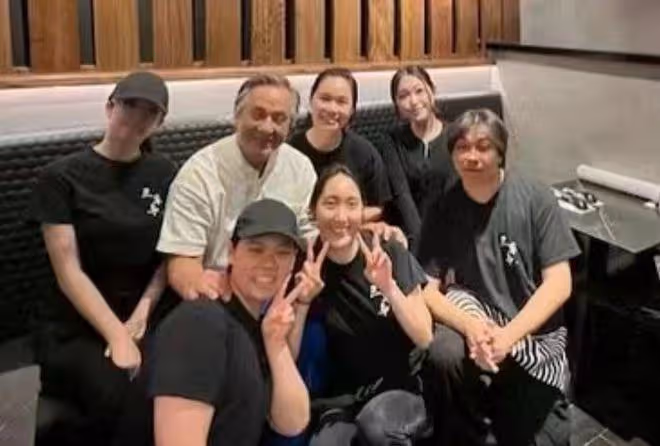成龍加拿大拍新電影,與團隊夥伴一起合照好開心,頭髮花白太顯老