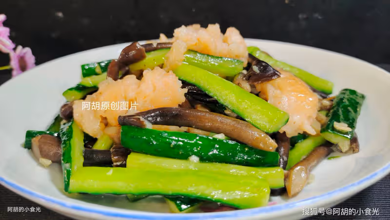 黃瓜和它炒絕配,一年總得吃一次的鮮!大火快炒一盤,吃到脆嫩、吃到滿口鮮香