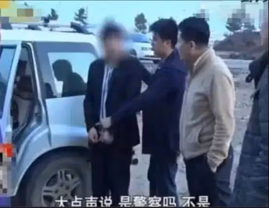 內蒙古一年輕女子，被兩名警察銬在房間審訊，還要求脫光衣服，更令人崩潰