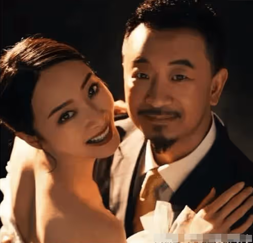 黃海波曲柵柵慶結婚十周年，恩師黃磊到場祝賀，8歲兒子很帥氣