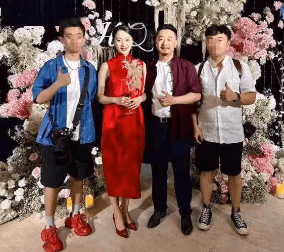 黃海波曲柵柵慶結婚十周年，恩師黃磊到場祝賀，8歲兒子很帥氣