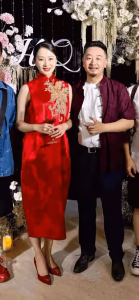 黃海波曲柵柵慶結婚十周年，恩師黃磊到場祝賀，8歲兒子很帥氣