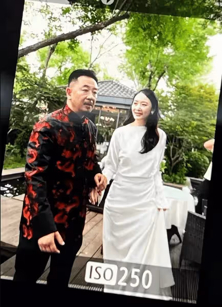 黃海波曲柵柵慶結婚十周年，恩師黃磊到場祝賀，8歲兒子很帥氣