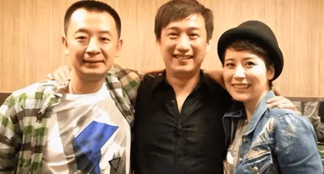 黃海波曲柵柵慶結婚十周年，恩師黃磊到場祝賀，8歲兒子很帥氣