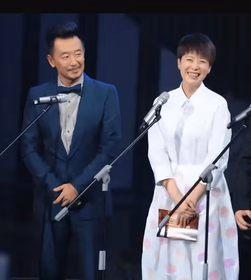 黃海波曲柵柵慶結婚十周年，恩師黃磊到場祝賀，8歲兒子很帥氣