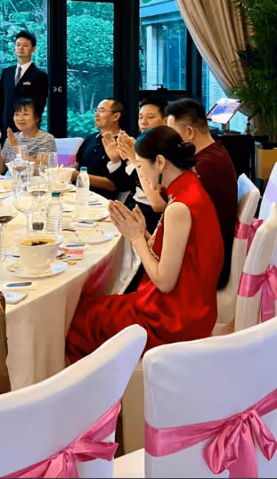 黃海波曲柵柵慶結婚十周年，恩師黃磊到場祝賀，8歲兒子很帥氣