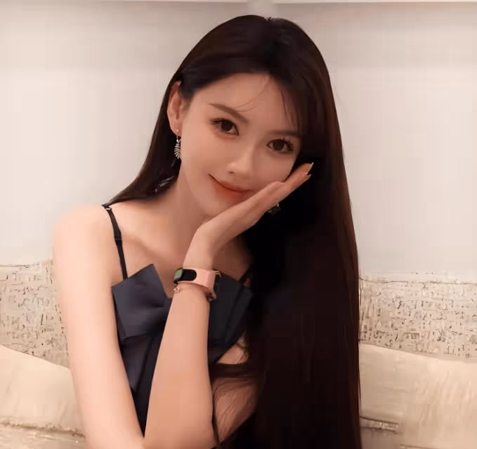 黃曉明橫店拍戲獲女友探班,葉珂穿弔帶背心顯好身材,被槽太黏人