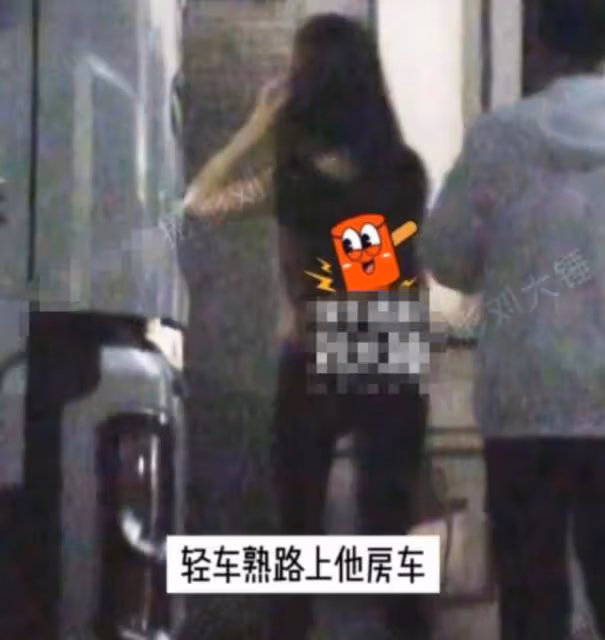 黃曉明橫店拍戲獲女友探班,葉珂穿弔帶背心顯好身材,被槽太黏人